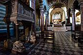 Il Duomo di Volterra. La navata centrale col ciborio del 1471. 